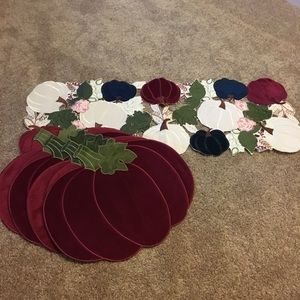 NWOT short table runner and 4 placemats